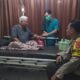 Bhabinkamtibmas Desa Teros Sambangi Kadus Timba Daya yang Sedang Dirawat di Puskesmas