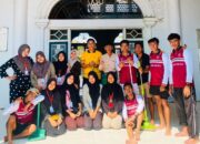 Bhakti Religi, Bhabinkamtibmas Polsek Woha dan Mahasiswa Universitas STKIP Taman siswa Gotong Royong Bersihkan Masjid