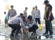 Kapolres Sumbawa Hadiri Penanaman 1.600 Pohon Mangrove Bersama Forkopimda di Pesisir Dusun Limung
