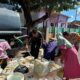 Bhabinkamtibmas Polsek Soromandi Dampingi Unit Rantis Satsamapta Polres Bima Kabupaten Salurkan Air Bersih di Desa Binaannya