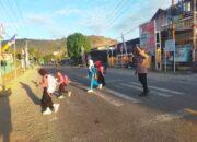 Berikan Rasa Aman, Bhabinkamtibmas Polsek Rhee Laksanakan Pengaturan Lalu Lintas Pagi di Depan SDN Rhee Berru