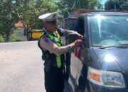 Tumbuhkan Rasa Nasionalisme di HUT Kemerdekaan RI Ke-81, Satlantas Polres Bima Kabupaten Pasang Bendera Merah Putih Bagi Pengendara