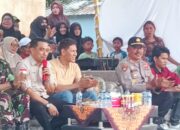 Personel Polsek Woha Laksanakan Pengamanan Lomba Gerak Jalan Tingkat SMA Semarakkan HUT Kemerdekaan RI KE-81