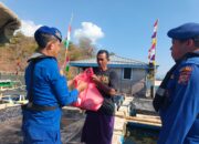 Polri Peduli Masyarakat Pesisir, Sat Polairud Polres Bima Kota Bagikan Sembako di Teluk Bima