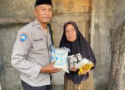 Polri Hadir di Tengah Masyarakat, Bhabinkamtibmas Penatoi Salurkan Bantuan Sembako