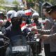 Semarakkan Hari Kemerdekaan, Polres Sumbawa Barat Bagikan Bendera Merah Putih Kepada Pengguna Jalan