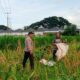 Dukung Ketahanan Pangan Nasional, Polsek Labuapi Dampingi Petani Lokal di Desa Karang Bongkot